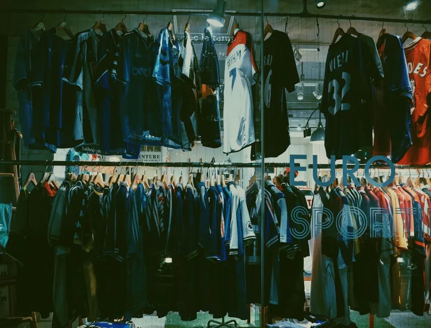 Cómo guardar y colgar camisetas de fútbol de colección sin que se estropeen